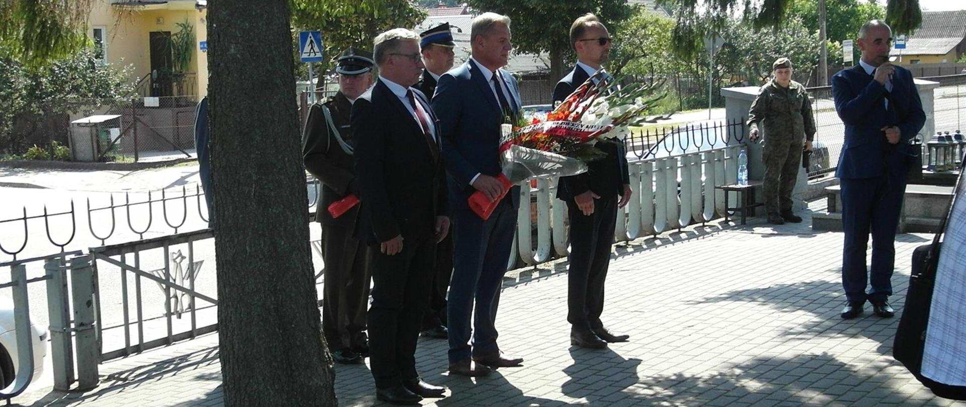 Delegacja władz powiatu składa wiązankę na mogile żołnierzy IV Uderzeniowego Batalionu Kadrowego AK