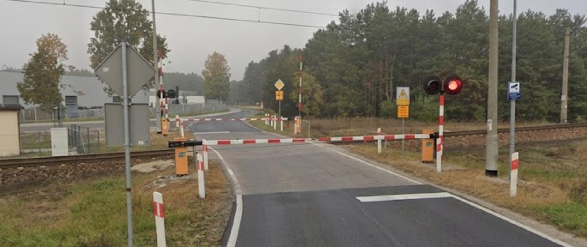 Przejazd kolejowy z drogą asfaltową z zamkniętymi rogatkami