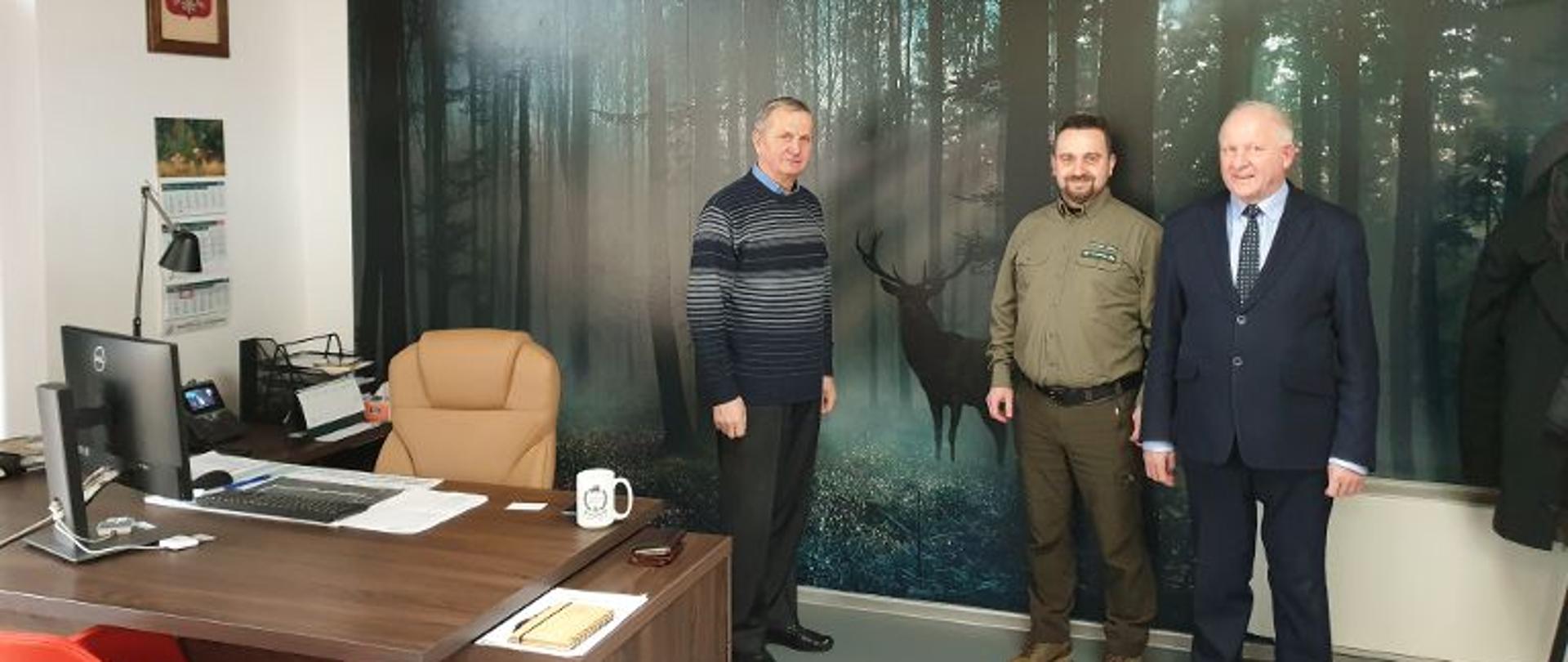 Spotkanie w Nadleśnictwie Andrychów, stoi 3 mężczyzn 