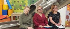 Dyrekcja przedszkola wraz z pracownikiem Nadleśnictwa na chwilę przed podsumowaniem konkursu