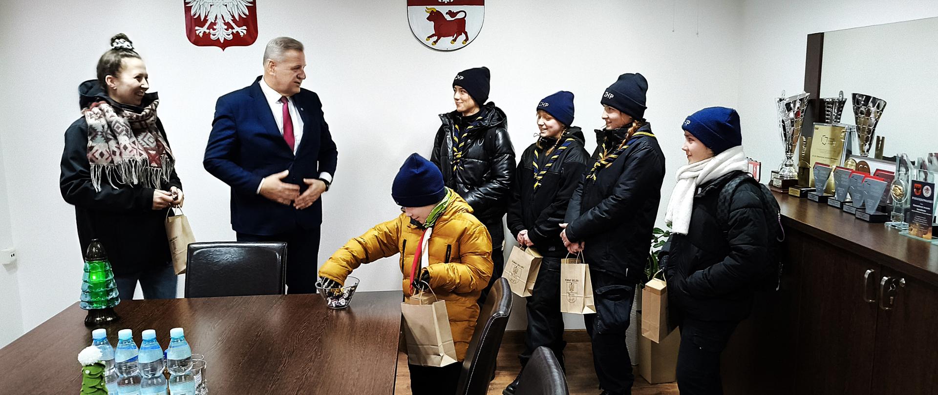 Starosta bielski Sławomir Jerzy Snarski przyjął harcerzy Hufca ZHP w Bielsku Podlaskim z przedświąteczną wizytą.