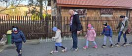 Rodzice i dzieci pokonują ścieżkę sensoryczną