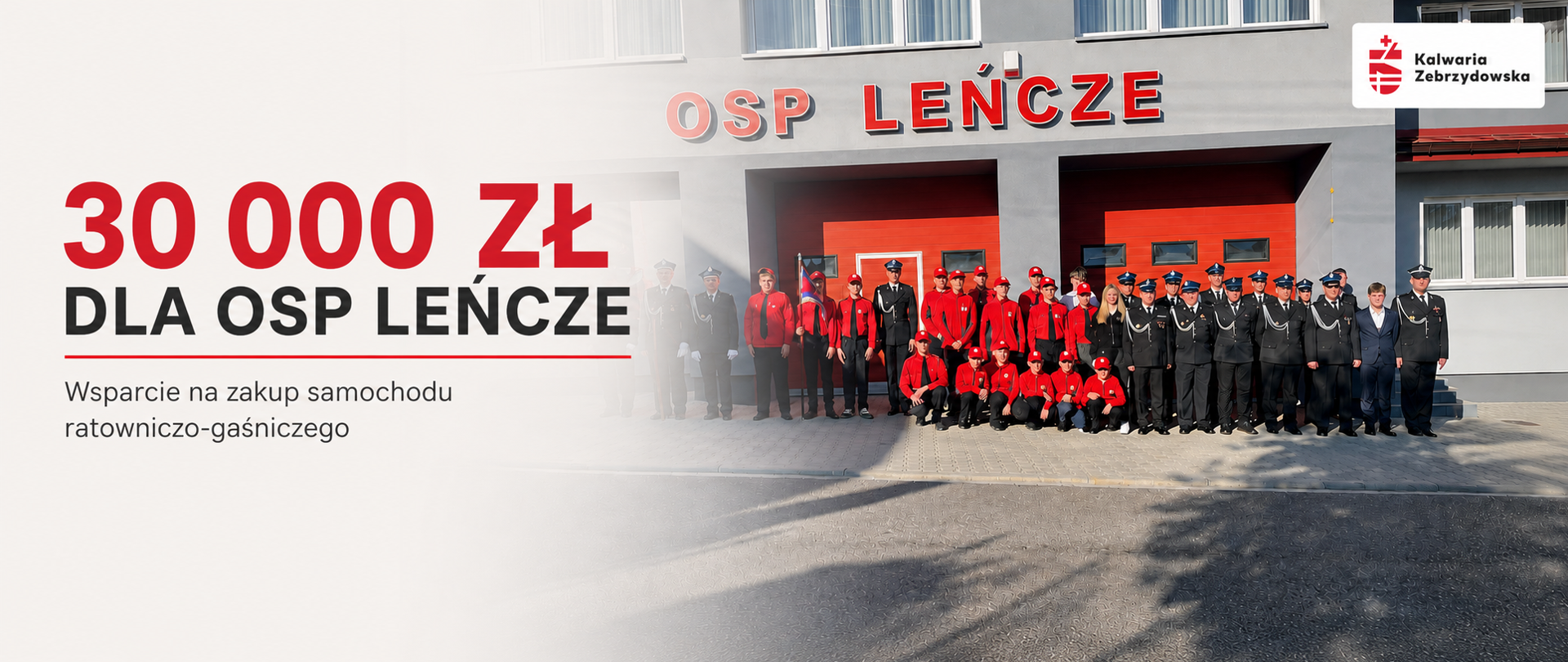 Grafika informacyjna dotycząca przyznania 30 000 zł dla OSP Leńcze na wsparcie zakupu samochodu ratowniczo-gaśniczego. W tle strażacy przed remizą OSP Leńcze, w prawym górnym rogu logo Kalwarii Zebrzydowskiej.