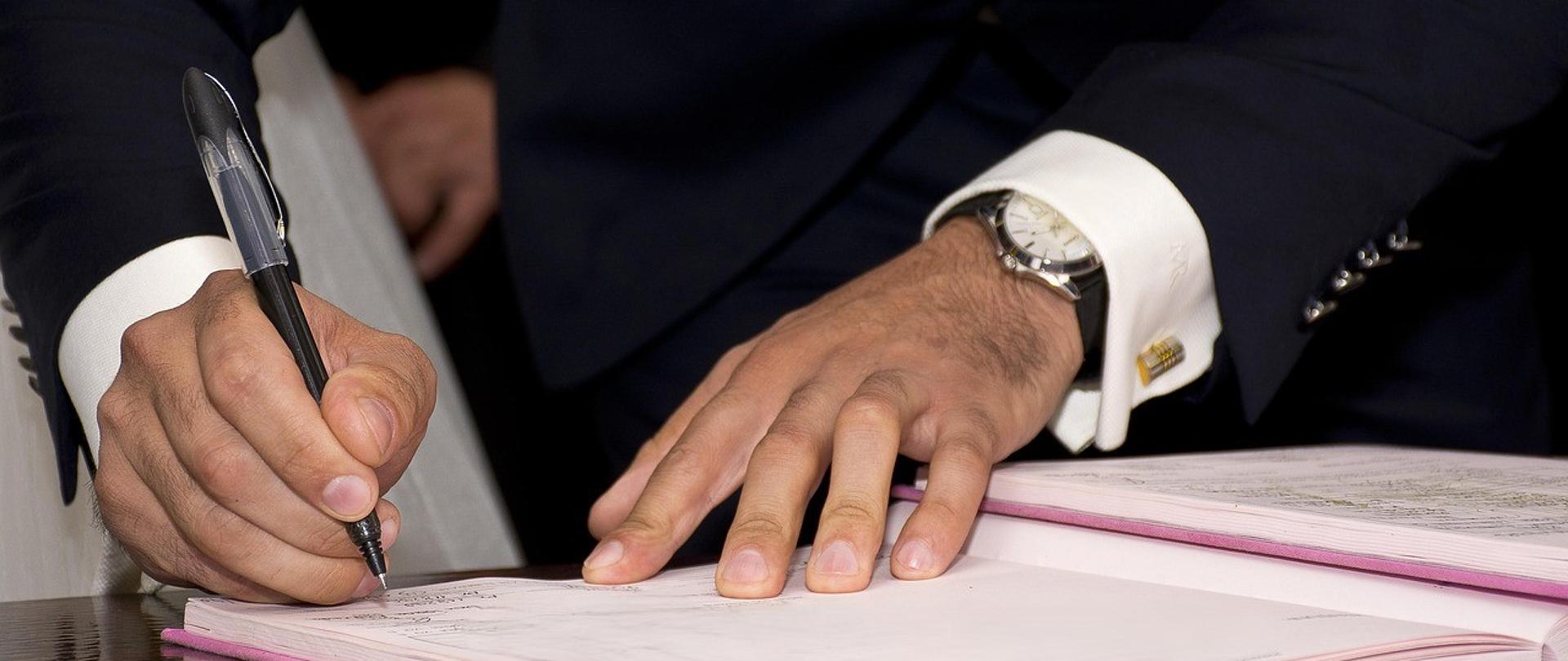 Podpisywanie dokumentu - zdjęcie ilustracyjne