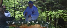 Ksiądz Dariusz Ostrowski podczas mszy świętej przy polowym ołtarzu