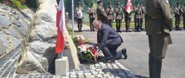Złożenie kwiatów przez delegację.