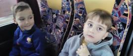 Dzieci w autokarze pozują do zdjęcia
