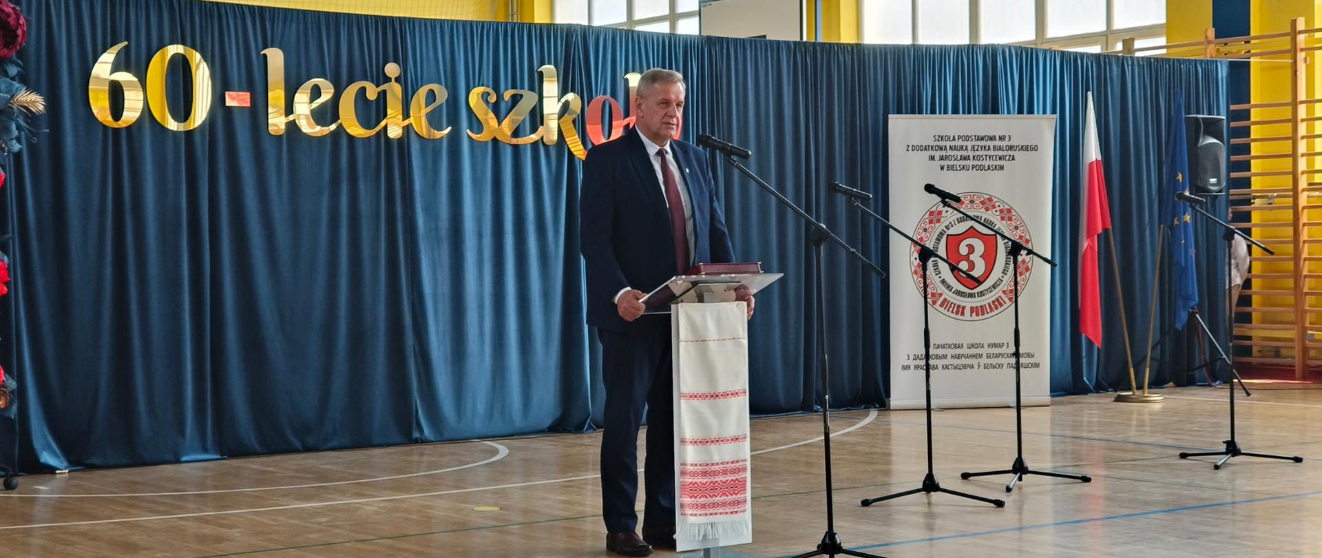 Starosta bielski Sławomir Jerzy Snarski podczas jubileuszowej gali Szkoły Podstawowej nr 3 z DNJB im. J. Kostycewicza w Bielsku Podlaskim