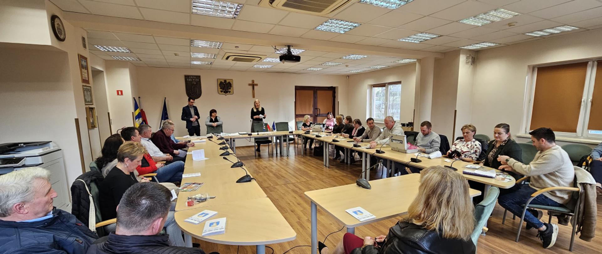 Rady Sołeckie wraz z Sołtysami na sali obrad w Urzędzie Gminy słuchają wykładu