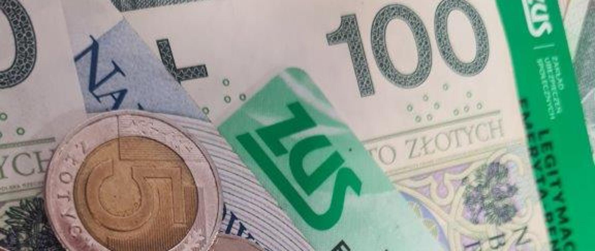 grafika przedstawia pieniądze oraz legitymacje ZUS 