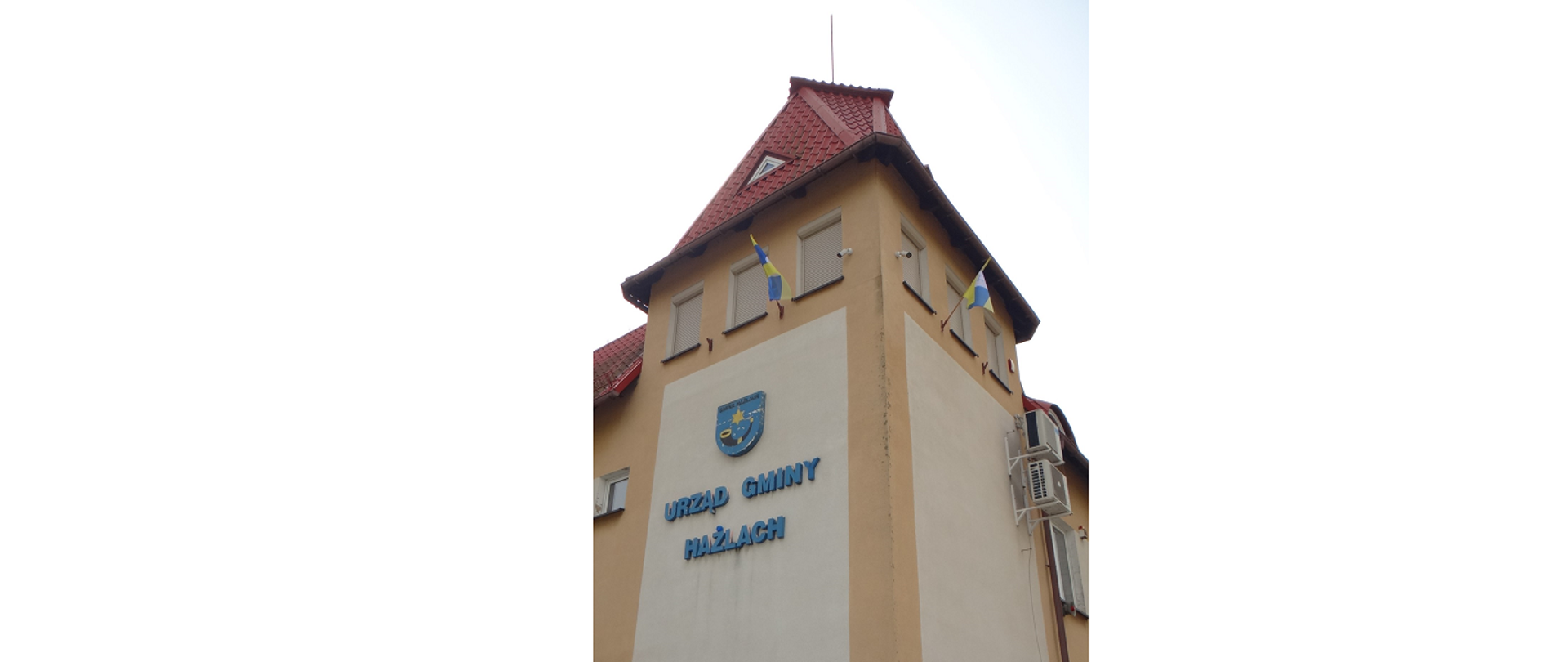 Flagi Euroregionu Śląsk Cieszyński na budynku Urzędu Gminy Hażlach. Powiewają dwie flagi w barwach Euroregionu. Jedna na ścianie od strony północnej, druga na ścianie od strony zachodniej