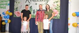 Widownia - dumni rodzice i dziadkowie pozują z dziećmi