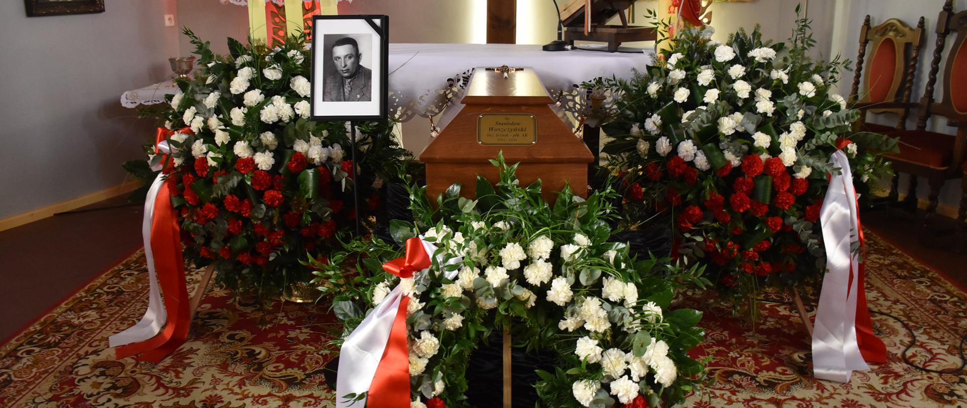 Trumna przy ołtarzu w kościele