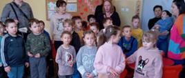 Dzieci zwiedzają szkołę