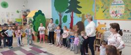 Wspólne zabawy dzieci z nauczycielkami i dyrekcją