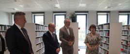 Na zdjęciu trzech przedstawicieli władz oraz Dyrektor Gminnej Biblioteki Publicznej oprowadzającej po nowej otwartym budynku