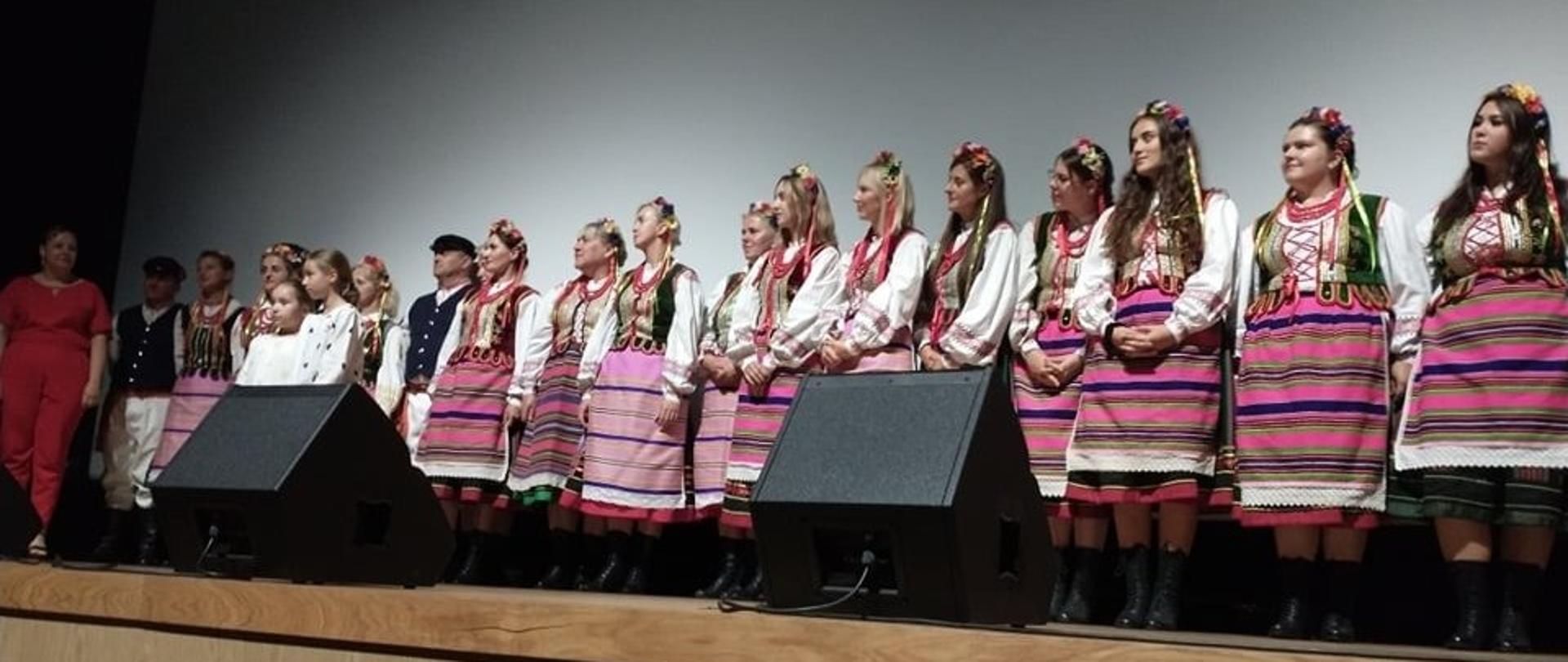 Zespół Narwianie na scenie Bielskiego Domu Kultury