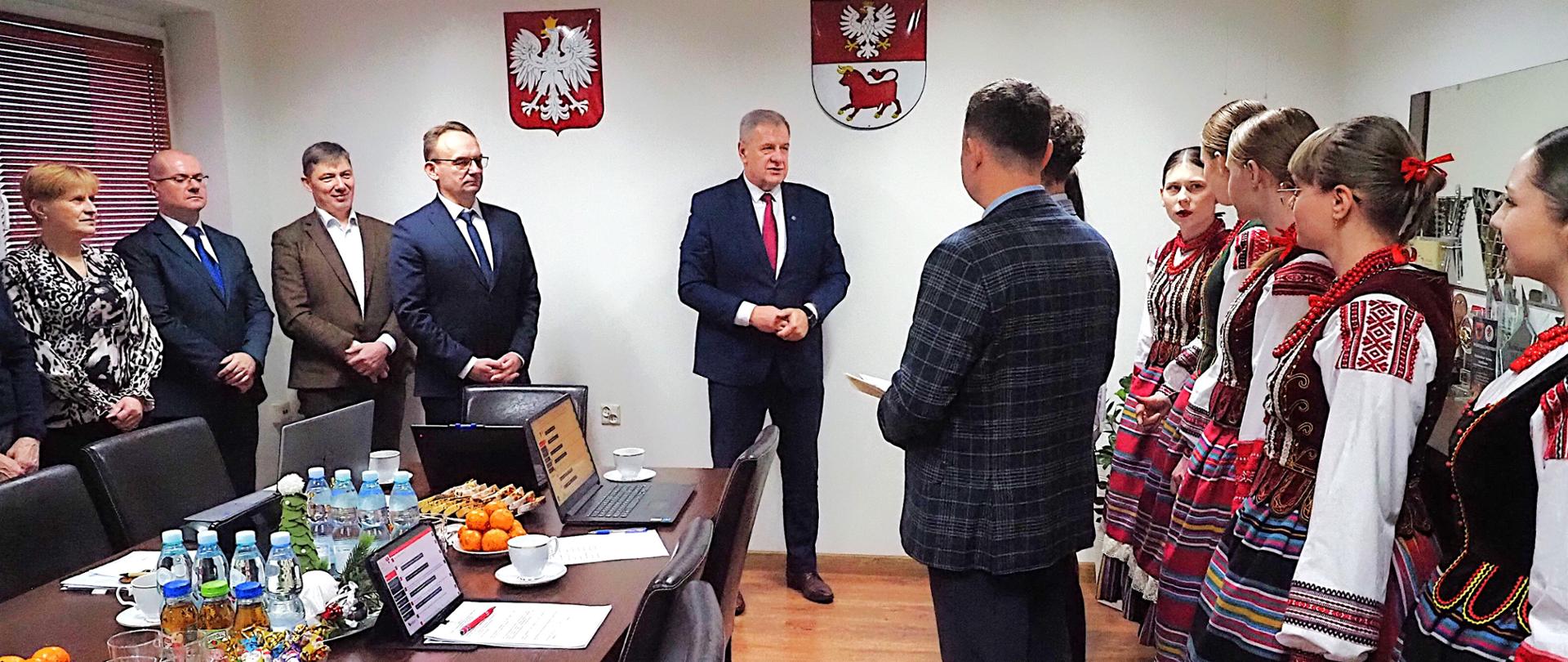 Dyrektor, nauczyciele oraz uczniowie Zespołu Szkół nr 4 im. Ziemi Podlaskiej z kolędą na poisedzeniu zarządu powiatu