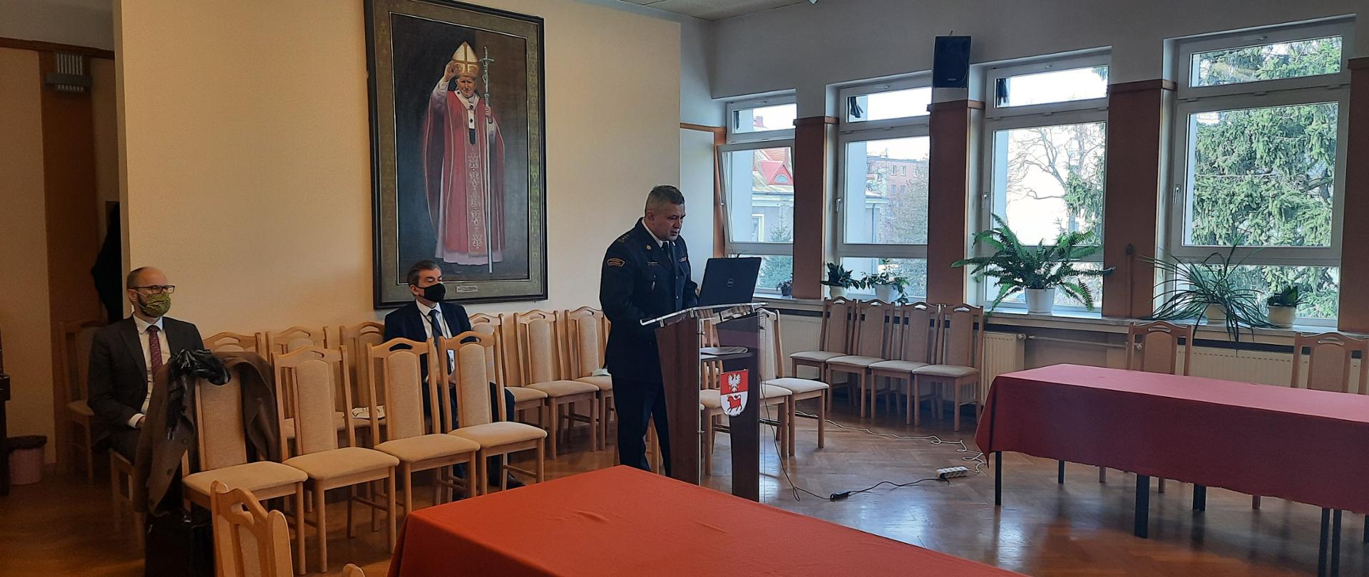 Komendant powiatowy Państwowej Straży Pożarnej w Bielsku Podlaskim st. bryg. Waldemar Kudrewicz przedstawia informację nt. stanu bezpieczeństwa i ochrony przeciwpożarowej na terenie powiatu bielskiego w 2021 roku