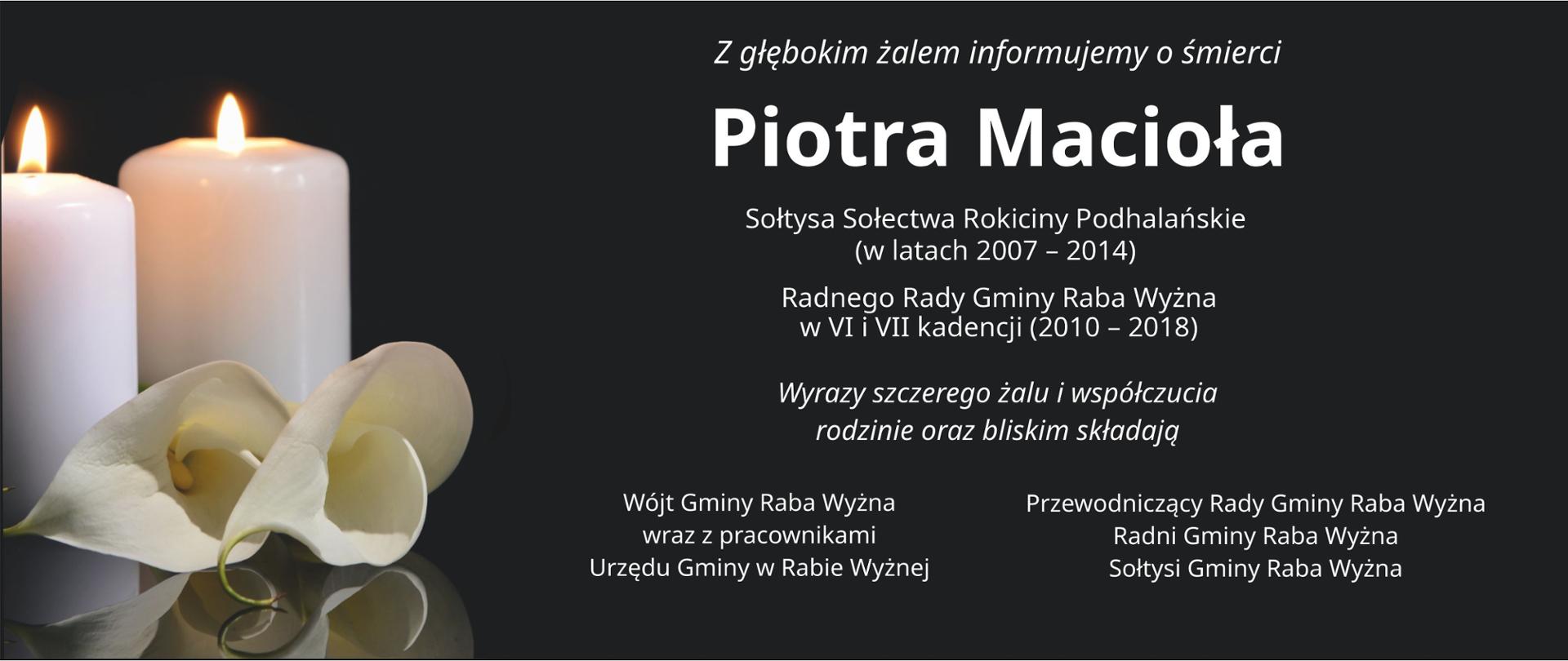 Czarny plakat z kondolencjami, po lewej białe dwie świece i kwiaty, po prawej tekst informujący o śmierci byłego radnego i sołtysa. 