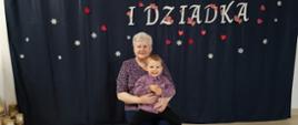 Dzieci pozują do zdjęcia z dziadkami i babciami