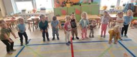 Zajęcia ruchowe - dzieci ćwiczą w sali przedszkolnej
