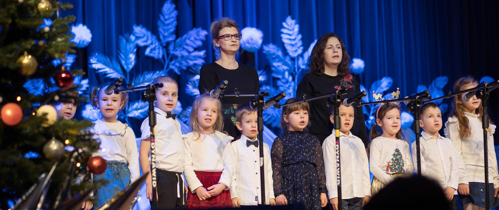 Występ dzieci na scenie