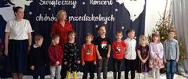 Dzieci wraz z nauczycielkami podczas występu