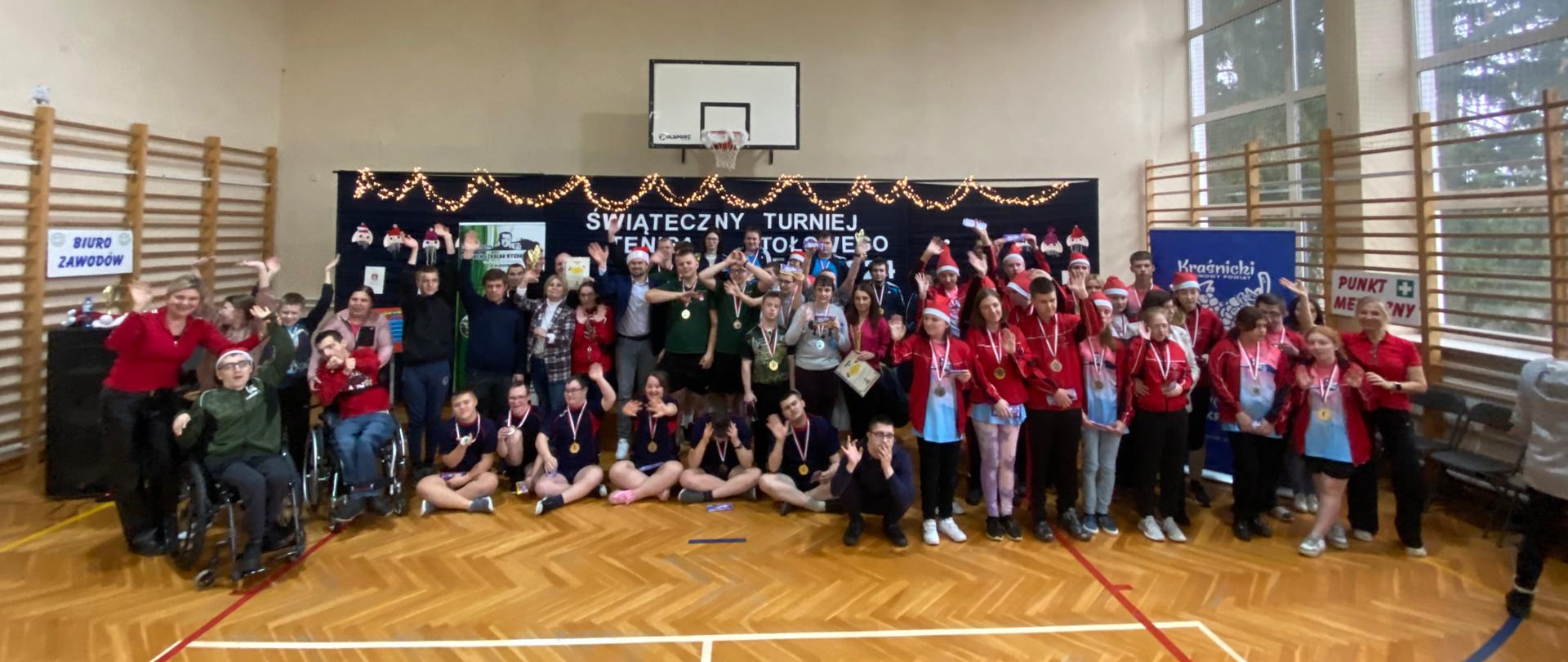 Wszyscy uczestnicy turnieju z medalami i nagrodami.