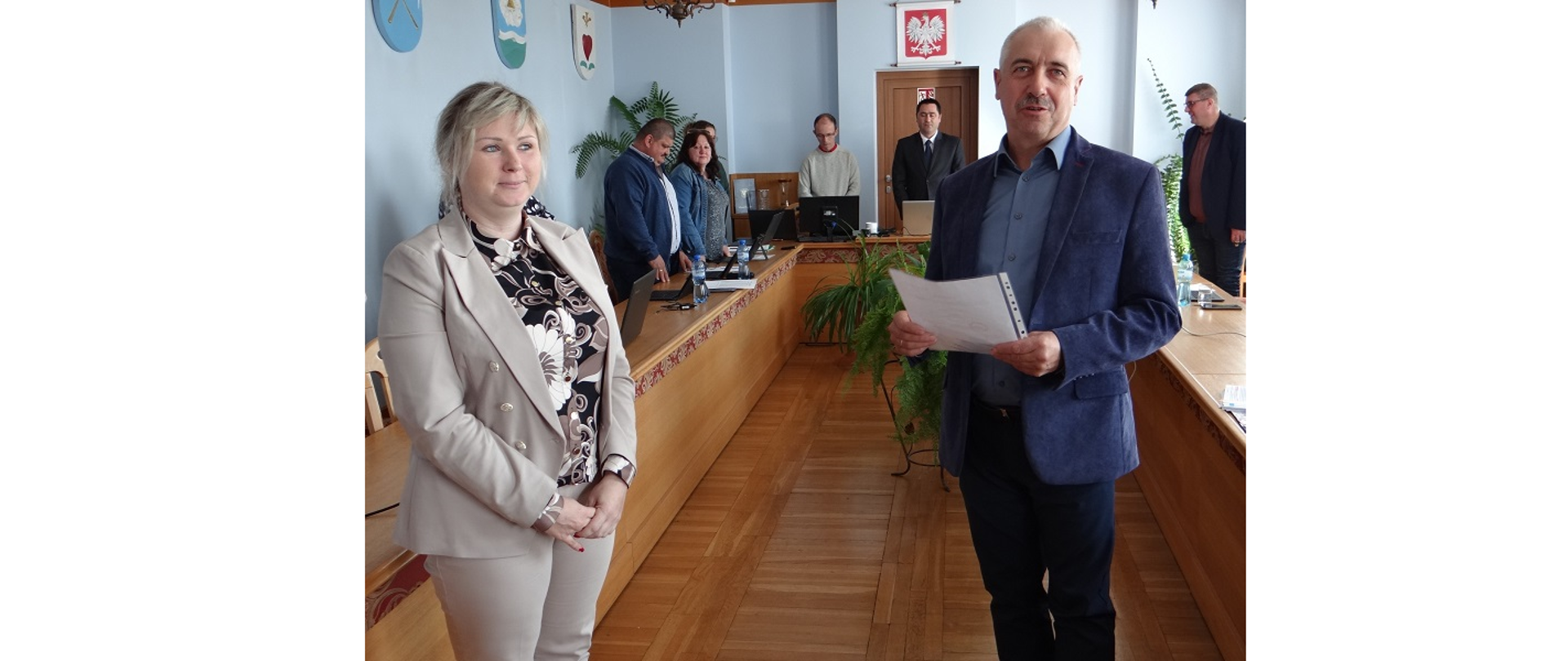 Zdzisław Gorzelany po odebraniu z rąk Przewodniczącej Gminnej Komisji Wyborczej w Hażlachu Renaty Żyły zaświadczenia o wyborze na radnego. Z lewej strony stoi Przewodnicząca Gminnej Komisji Wyborczej, z prawej strony nowo wybrany radny, który trzyma w ręku zaświadczenie o wyborze