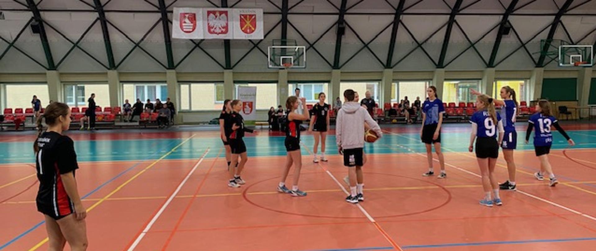 Dziewczęta podczas gry