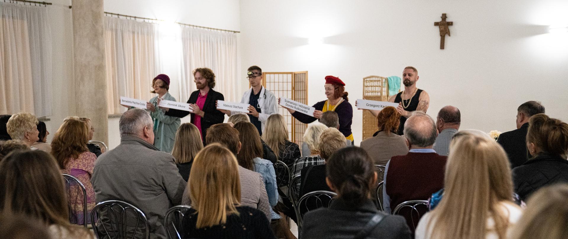 Na zdjęciu znajdują się widzowie oraz artyści biorący udział w wydarzeniu kulturalnym w Barwałdzie Górnym.