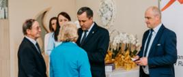 Jubileusz Pożycia Małżeńskiego czyli Złote Gody w Gminie Raba Wyżna - moment przypinania odznaczeń przez Wójta Gminy Raba Wyżna