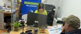 Na fotografii mężczyzna, któremu udzielana jest porada przez doradcę ds. powietrza i energii w ramach projektu LIFE Podkarpackie żyj i oddychaj