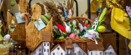 Wielkanocne dekoracje z drewna i suszonych roślin – drewniane kury, wiosenne palmy i rustykalne makiety domków.