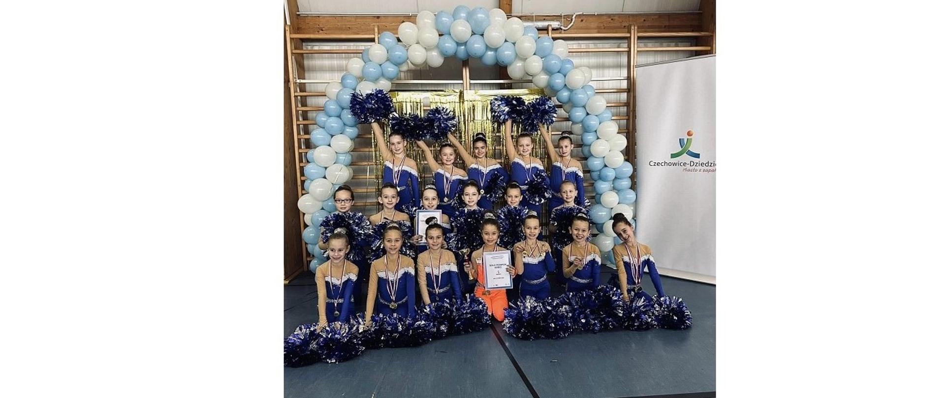 Zwycięskie „Serduszka” podczas konkursu w Czechowicach-Dziedzicach. Dziewczęta w strojach mażoretek pozują do zdjęcia