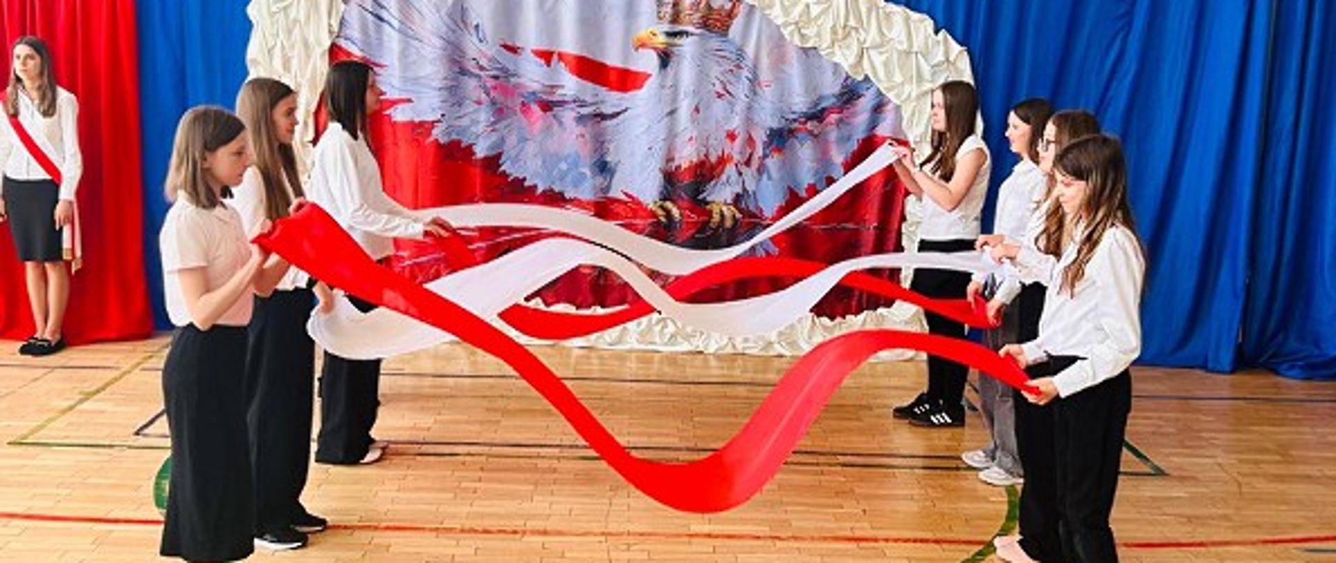 Uroczyste obchody rocznicy Konstytucji 3 Maja w szkołach w Gminie Zabrodzie