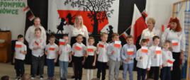 Apel z okazji Święta Niepodległości - przedszkolaki prezentują recital przed rówieśnikami i nauczycielkami