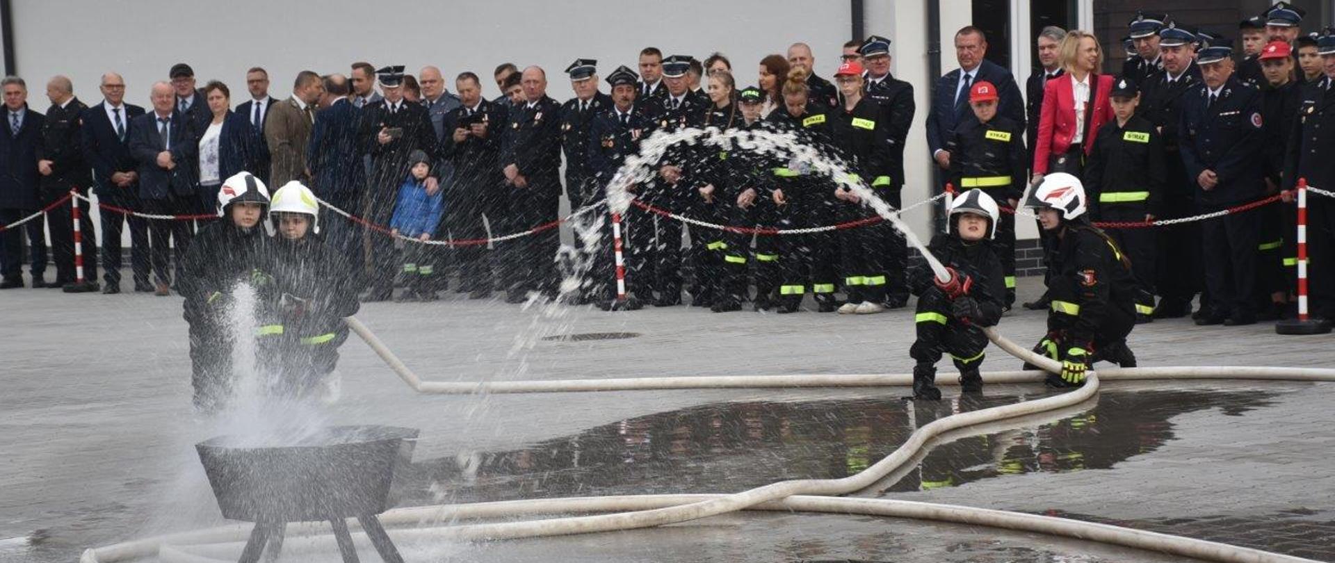 Lanie wody do pojemnika z odległości