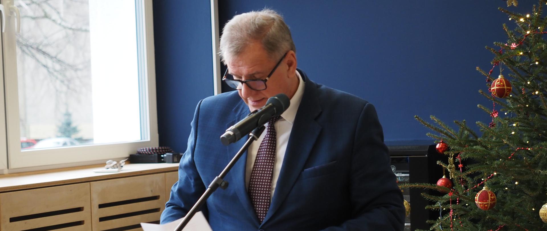 Starosta bielski dr inż. Sławomir Jerzy Snarski przedstawia radzie powiatu budżet Powiatu Bielskiego na 2024 rok