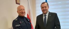 Moment gratulacji od lewej komendant od prawej wójt gminy raba wyżna w momencie uściśnięcia dłoni 