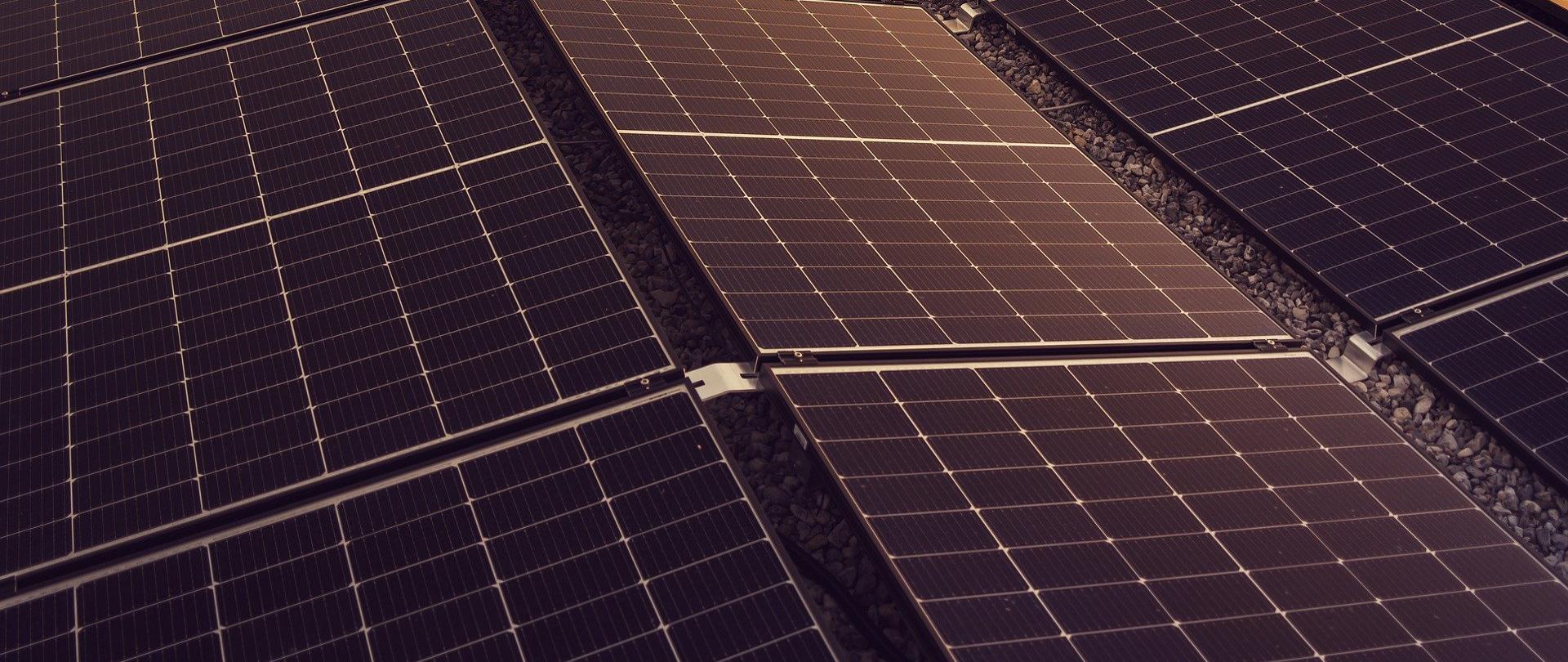 Na zdjęciu zamontowane na dachy panele słoneczne