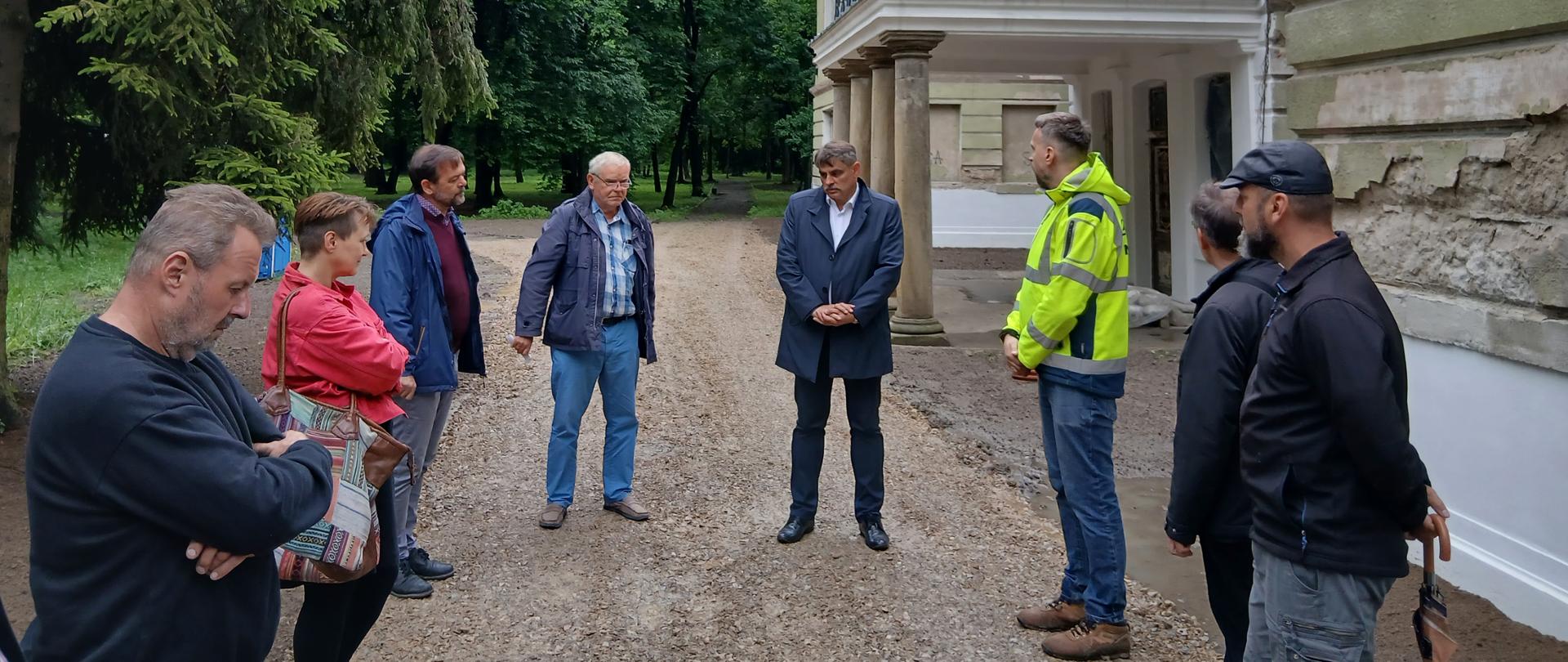 Odbiór prac przy zabytkowym Dworze Brandysa w Brodach – ważny krok w ratowaniu historycznego dziedzictwa