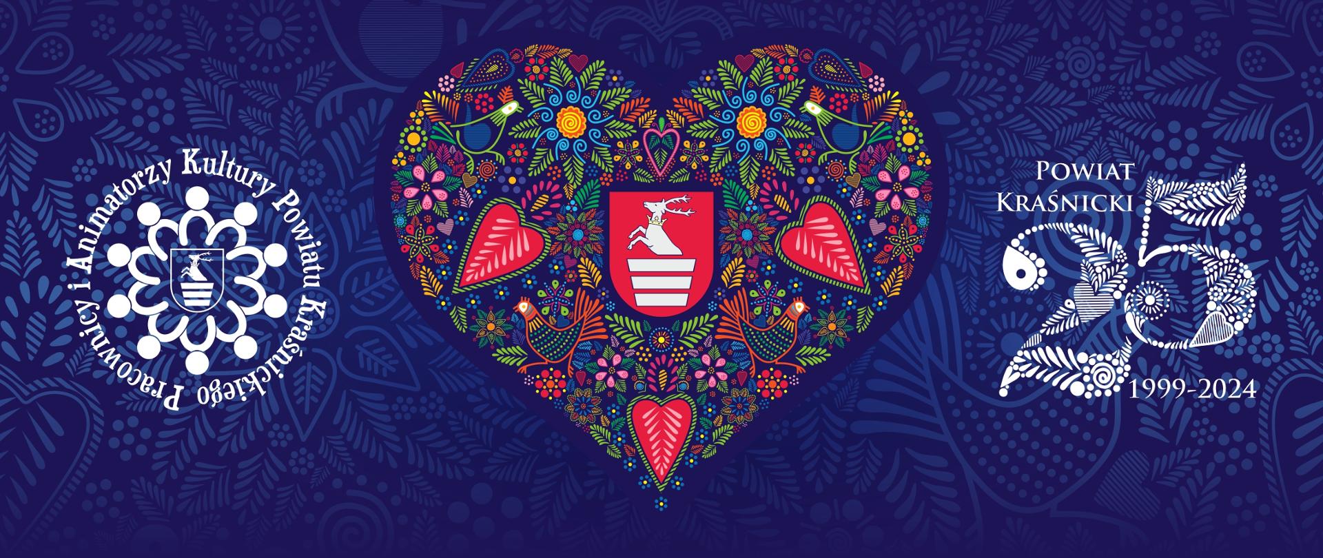 Grafika przedstawia złożone z kolorowych ludowych motywów serce, w środku którego znajduje się herb powiatu kraśnickiego. Po lewej stronie znajduje się biały symbol Pracowników i Animatorów Kultury Powiatu Kraśnickiego. Po prawej stronie białe logo Jubileuszu dwudziestopięciolecia Powiatu Kraśnickiego. Tło z ludowym wzorem w niebieskich odcieniach.