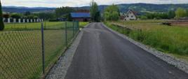 Zdjęcie przedstawia przebudowę drogi gminnej poprzez podbudowę dolnej i górnej nawierzchni asfaltowej na roli Winiarskówka w miejscowości Rokiciny Podhalańskie.