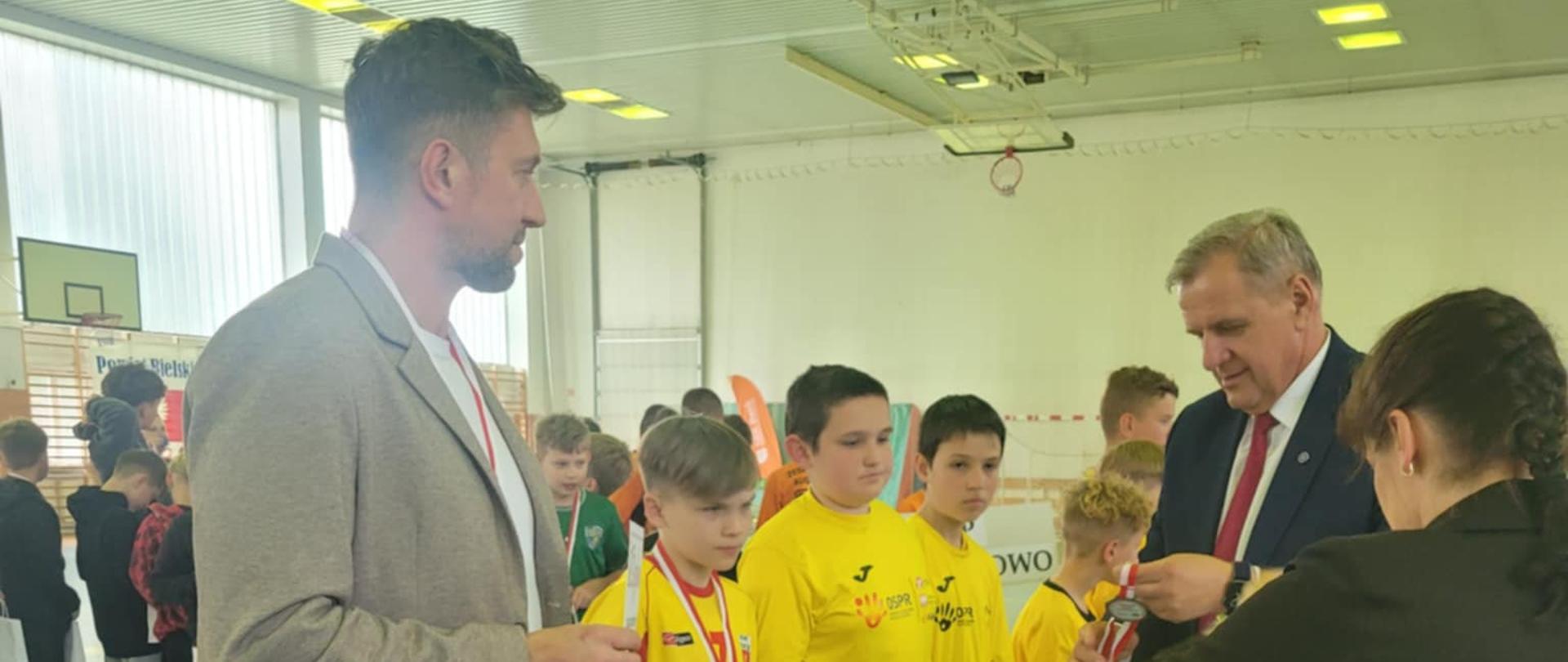 Starosta bielski Sławomir Jerzy Snarski z uczestnikami i organizatorami igrzysk dzieci w piłce ręcznej w Rudce