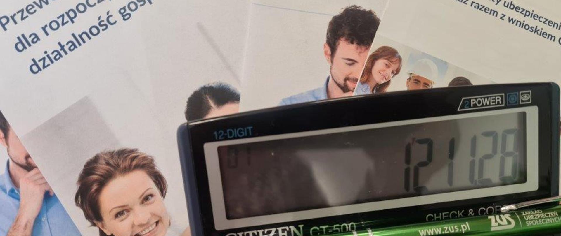 grafika przedstawia kalkulator na tle ulotek Zakładu Ubezpieczeń Społecznych