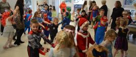 Dzieci w strojach w trakcie zabawy na balu
