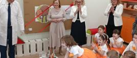 Burmistrz miasta Hajnówka Ireneusz Roman Kiendyś, Zastępca Burmistrza Barbara Sadowska oraz Kierownik Referatu Oświaty Jolanta Stefaniuk podczas wykonywania eksperymentu