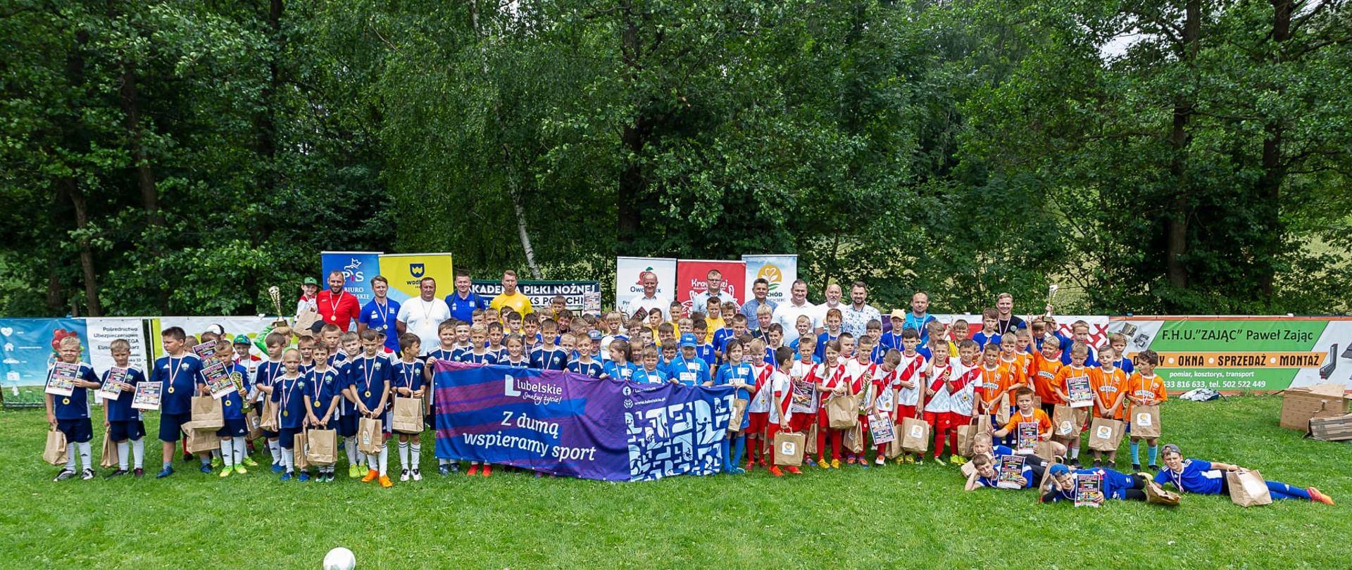 Wspólne zdjęcie uczestników turnieju wraz z nagrodami